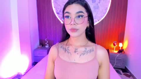 Snapshot of rosecassie chatting on 05-27-26, 01:19 Rose online show from 05-27-26, 01:19