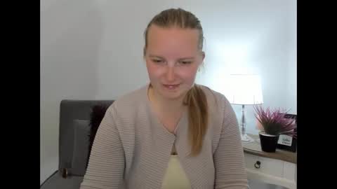 Snapshot of rosehypnotic chatting on 04-21-26, 05:28 Rose online show from 04-21-26, 05:28