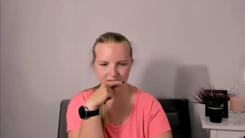 Snapshot of rosehypnotic chatting on 06-16-26, 05:26 Rose online show from 06-16-26, 05:26