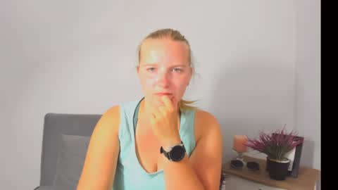 Snapshot of rosehypnotic chatting on 07-24-26, 05:44 Rose online show from 07-24-26, 05:44
