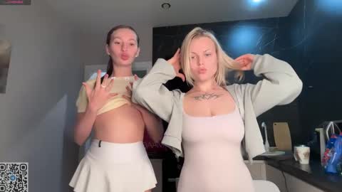 Snapshot of roselunes chatting on 04-26-26, 07:11 Sophie and Sarah online show from 04-26-26, 07:11