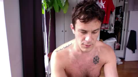 Snapshot of rosscollab chatting on 03-22-26, 01:14 RossCollab online show from 03-22-26, 01:14
