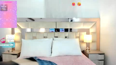 Snapshot of rosshazel chatting on 05-19-26, 01:39 online show from 05-19-26, 01:39