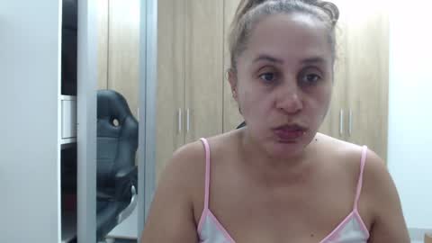 Snapshot of roxanalove7 chatting on 01-27-25, 04:20 Roxana online show from 01-27-25, 04:20