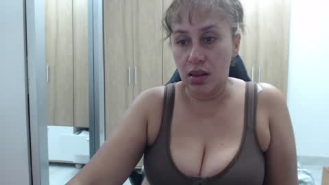 Snapshot of roxanalove7 chatting on 02-06-25, 04:31 Roxana online show from 02-06-25, 04:31