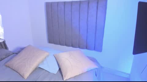 Snapshot of roxanedewalle chatting on 11-21-25, 08:13 Roxane online show from 11-21-25, 08:13