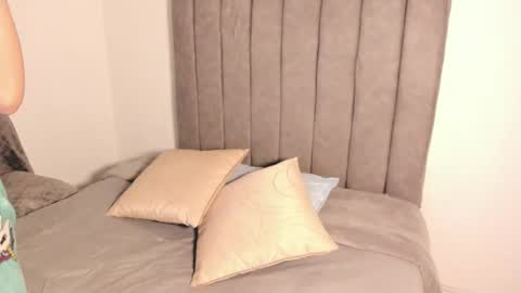 Snapshot of roxanedewalle chatting on 11-26-25, 07:09 Roxane online show from 11-26-25, 07:09