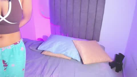 Snapshot of roxanedewalle chatting on 12-17-25, 02:50 Roxane online show from 12-17-25, 02:50