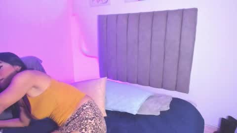 Snapshot of roxanedewalle chatting on 12-18-25, 06:41 Roxane online show from 12-18-25, 06:41