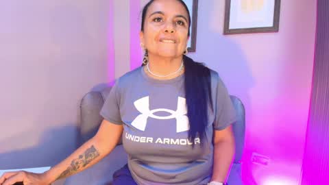 Snapshot of roxanna_moore2 chatting on 05-28-26, 05:27 Roxanna online show from 05-28-26, 05:27