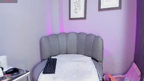 Snapshot of roxanna_moore2 chatting on 06-19-26, 09:29 Roxanna online show from 06-19-26, 09:29