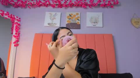 Snapshot of roxanneowens chatting on 05-21-26, 12:12 Juliana 3 online show from 05-21-26, 12:12