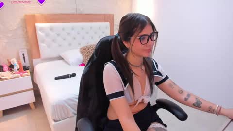 Snapshot of roxi_moon1 chatting on 04-23-26, 07:49 R O X Y online show from 04-23-26, 07:49