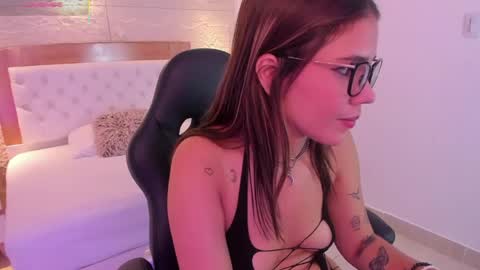 Snapshot of roxi_moon1 chatting on 05-21-26, 07:43 R O X Y online show from 05-21-26, 07:43