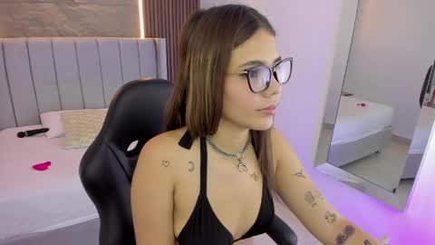 Snapshot of roxi_moon1 chatting on 05-23-26, 07:40 R O X Y online show from 05-23-26, 07:40