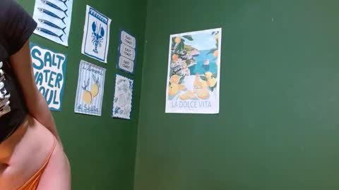 Snapshot of roxiehood chatting on 10-25-25, 02:30 Roxie online show from 10-25-25, 02:30