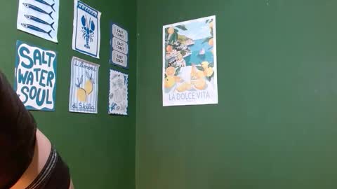 Snapshot of roxiehood chatting on 10-31-25, 02:34 Roxie online show from 10-31-25, 02:34