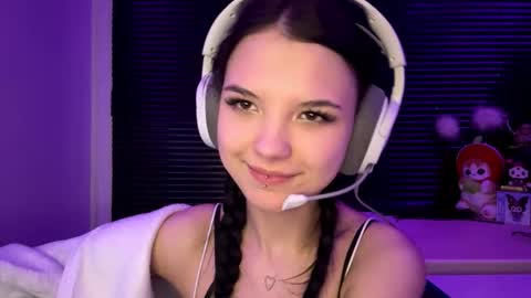 Snapshot of roxiepiurkowski chatting on 12-15-25, 04:00 Hana online show from 12-15-25, 04:00