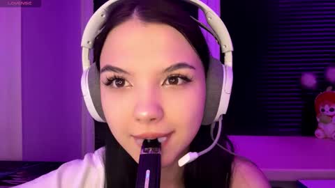 Snapshot of roxiepiurkowski chatting on 12-16-25, 02:11 Hana online show from 12-16-25, 02:11