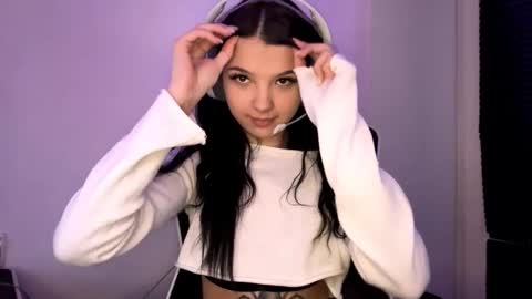 Snapshot of roxiepiurkowski chatting on 12-18-25, 11:49 Hana online show from 12-18-25, 11:49