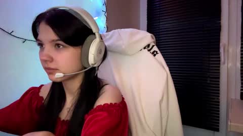 Snapshot of roxiepiurkowski chatting on 01-13-26, 04:01 Hana online show from 01-13-26, 04:01