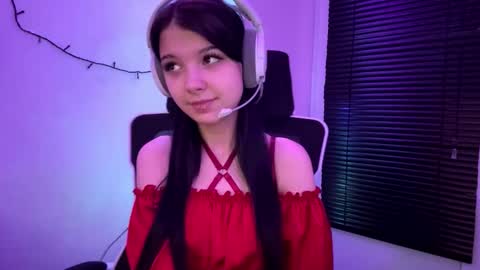 Snapshot of roxiepiurkowski chatting on 01-14-26, 04:12 Hana online show from 01-14-26, 04:12