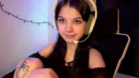 Snapshot of roxiepiurkowski chatting on 02-10-26, 05:17 Hana online show from 02-10-26, 05:17