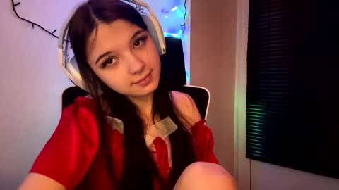 Snapshot of roxiepiurkowski chatting on 02-16-26, 05:20 Hana online show from 02-16-26, 05:20