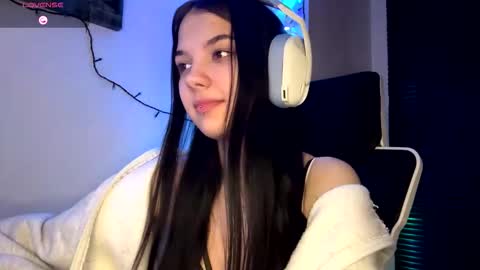 Snapshot of roxiepiurkowski chatting on 02-24-26, 04:38 Hana online show from 02-24-26, 04:38