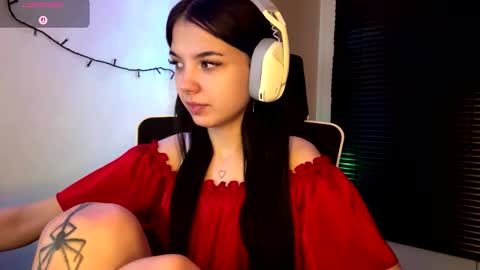 Snapshot of roxiepiurkowski chatting on 02-25-26, 04:16 Hana online show from 02-25-26, 04:16