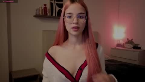 Snapshot of roxxy_mora chatting on 12-22-25, 10:29 Roxxy online show from 12-22-25, 10:29