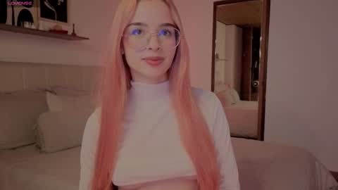 Snapshot of roxxy_mora chatting on 01-09-26, 10:22 Roxxy online show from 01-09-26, 10:22