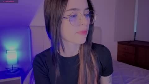 Snapshot of roxxy_mora chatting on 03-04-26, 11:00 Roxxy online show from 03-04-26, 11:00