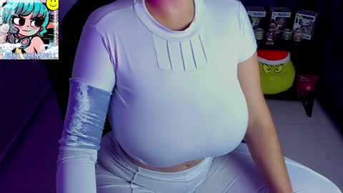 Snapshot of roxy_clark chatting on 12-15-25, 09:13 Annah online show from 12-15-25, 09:13