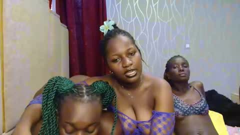 Snapshot of roxy_heather chatting on 11-25-25, 05:07 Roxy online show from 11-25-25, 05:07