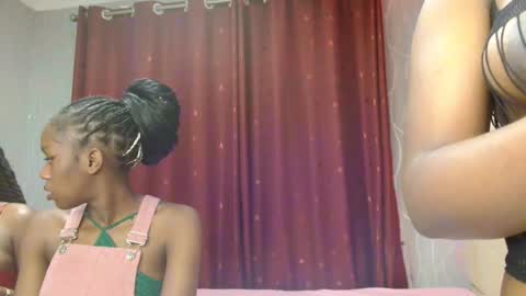 Snapshot of roxy_heather chatting on 02-28-26, 06:42 Roxy online show from 02-28-26, 06:42