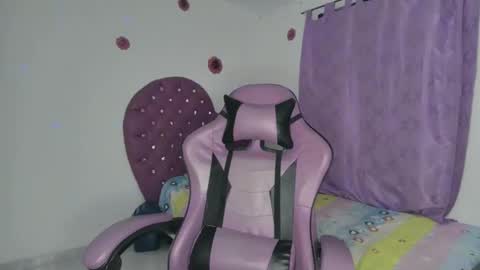 Snapshot of roxy_lu_07 chatting on 12-18-25, 03:34 Roxy online show from 12-18-25, 03:34