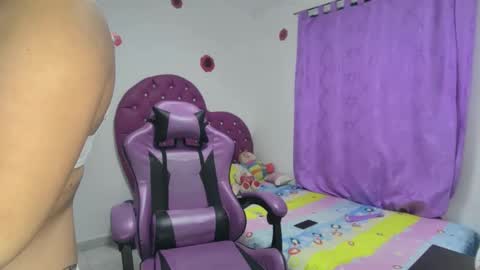 Snapshot of roxy_lu_07 chatting on 12-21-25, 03:35 Roxy online show from 12-21-25, 03:35