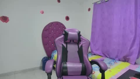 Snapshot of roxy_lu_07 chatting on 12-22-25, 03:36 Roxy online show from 12-22-25, 03:36