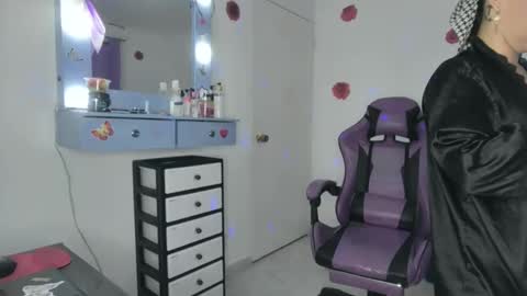 Snapshot of roxy_lu_07 chatting on 02-04-26, 02:06 Roxy online show from 02-04-26, 02:06