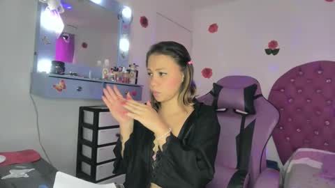 Snapshot of roxy_lu_07 chatting on 02-16-26, 02:02 Roxy online show from 02-16-26, 02:02