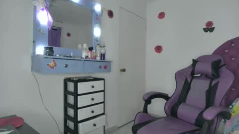 Snapshot of roxy_lu_07 chatting on 03-22-26, 01:53 Roxy online show from 03-22-26, 01:53