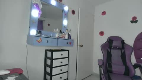 Snapshot of roxy_lu_07 chatting on 04-08-26, 02:11 Roxy online show from 04-08-26, 02:11