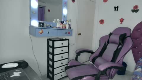Snapshot of roxy_lu_07 chatting on 06-22-26, 01:51 Roxy online show from 06-22-26, 01:51