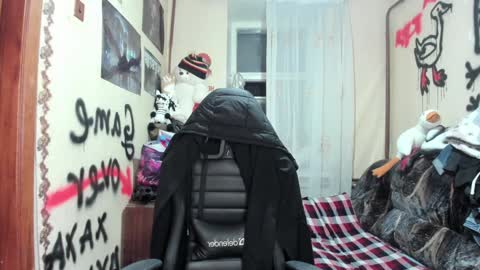 Snapshot of roxy_silver chatting on 01-19-25, 09:55 Roxy online show from 01-19-25, 09:55