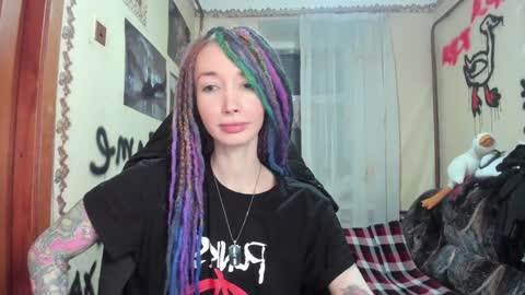 Snapshot of roxy_silver chatting on 01-21-25, 10:19 Roxy online show from 01-21-25, 10:19