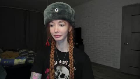 Snapshot of roxy_silver chatting on 02-18-25, 10:14 Roxy online show from 02-18-25, 10:14