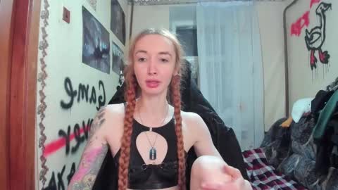 Snapshot of roxy_silver chatting on 02-26-25, 07:05 Roxy online show from 02-26-25, 07:05