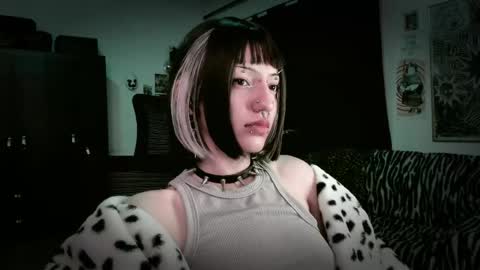 Snapshot of roxy_toxic chatting on 05-15-26, 10:50 Roxy Independient model Help me to reach 50 thumbs up online show from 05-15-26, 10:50