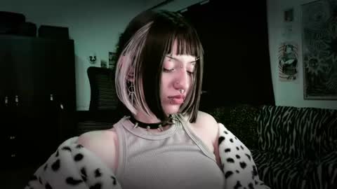 Snapshot of roxy_toxic chatting on 05-16-26, 12:40 Roxy Independient model Help me to reach 50 thumbs up online show from 05-16-26, 12:40